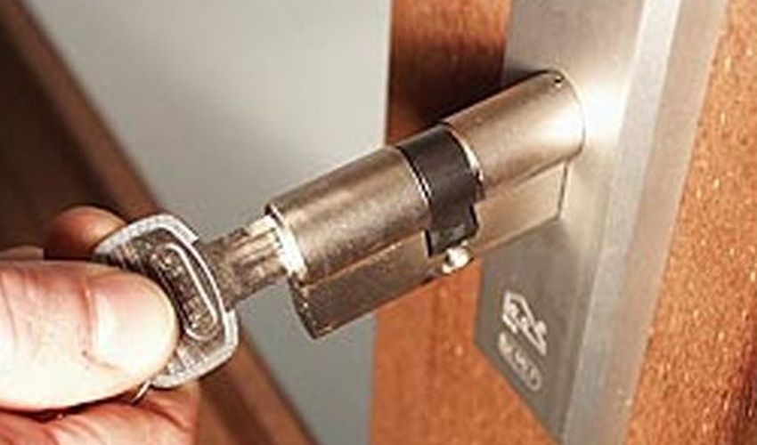 Zojuist geplaatst slot bij een woning in Schalkwijk Zojuist geplaatst slot bij een woning in Schalkwijk